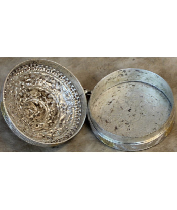Betel box to keep lime